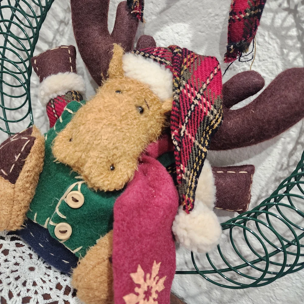 Vintage Festive Moose Wreath with Green and Red Accents - Card Holder